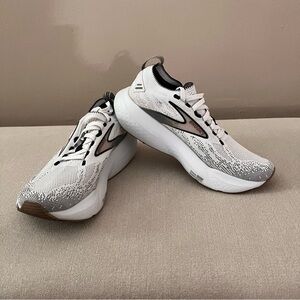 Brooks Women's White Running Shoes  Glycerin 21 
Only wore a few times.